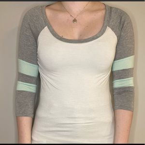 Quarter-sleeve t-shirt.
